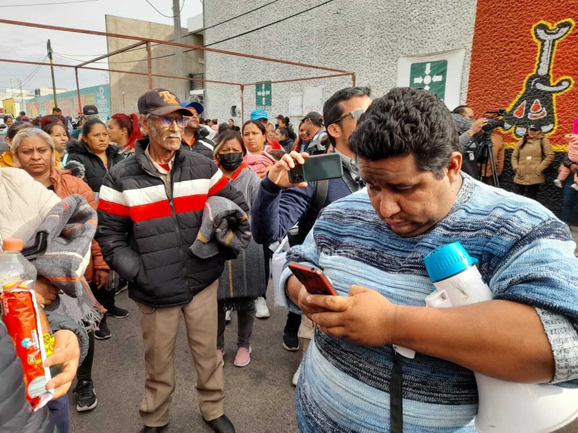 Habitantes de algunos asentamientos realizan manifestación afuera de AMD.