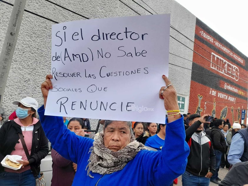 Habitantes de algunos asentamientos realizan manifestación afuera de AMD.