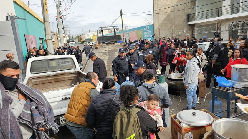 Habitantes de algunos asentamientos realizan manifestación afuera de AMD.