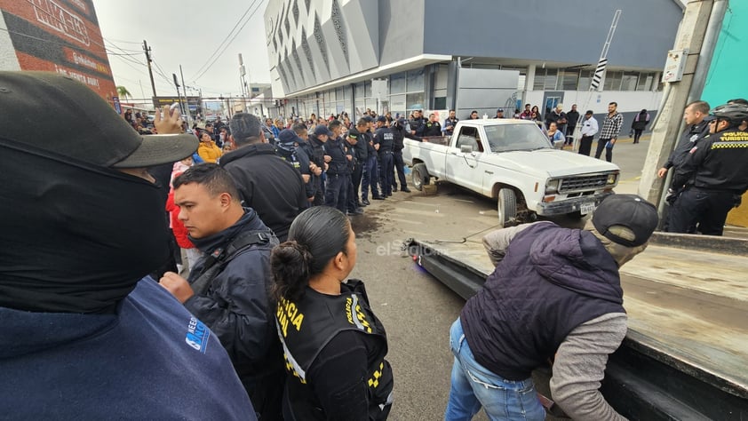 Habitantes de algunos asentamientos realizan manifestación afuera de AMD.