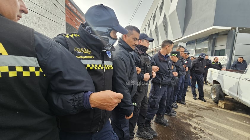 Habitantes de algunos asentamientos realizan manifestación afuera de AMD.