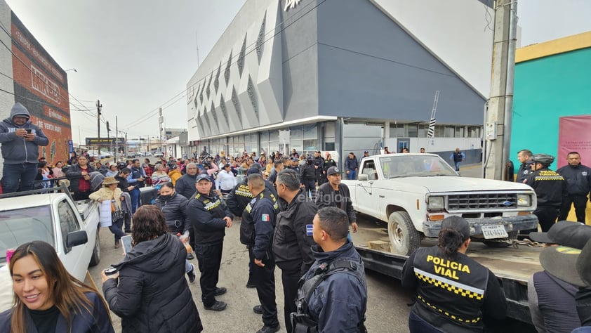 Habitantes de algunos asentamientos realizan manifestación afuera de AMD.