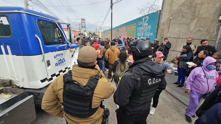 Habitantes de algunos asentamientos realizan manifestación afuera de AMD.