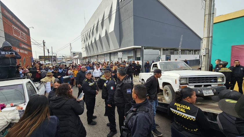 Habitantes de algunos asentamientos realizan manifestación afuera de AMD.