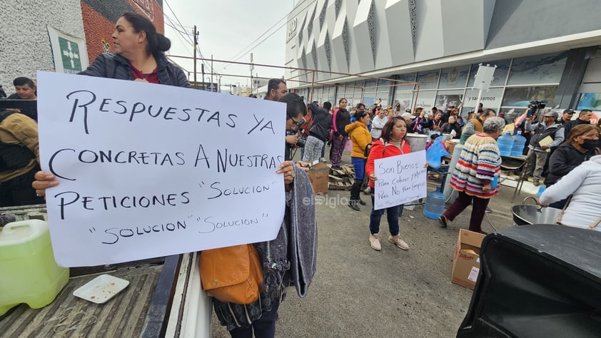 Habitantes de algunos asentamientos realizan manifestación afuera de AMD.