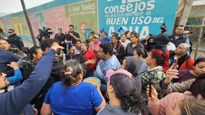 Habitantes de algunos asentamientos realizan manifestación afuera de AMD.