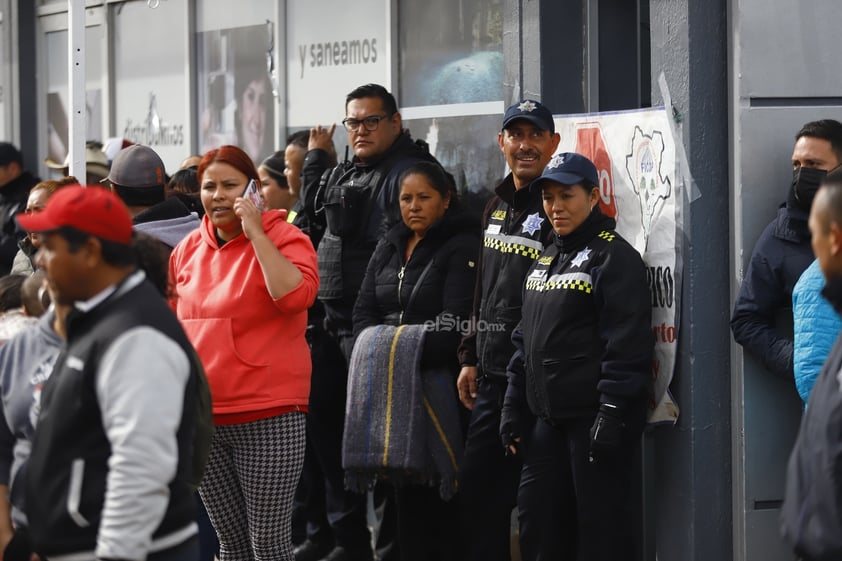 Habitantes de algunos asentamientos realizan manifestación afuera de AMD.