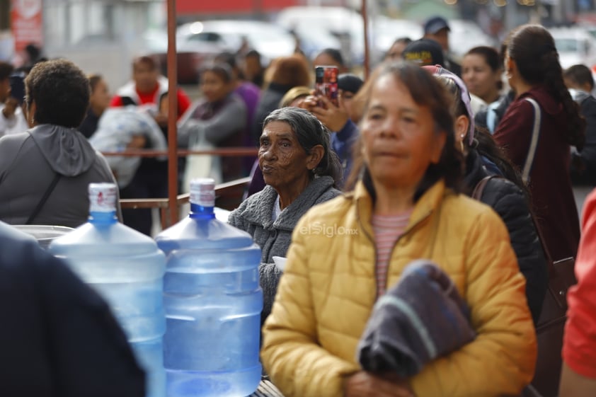 Habitantes de algunos asentamientos realizan manifestación afuera de AMD.