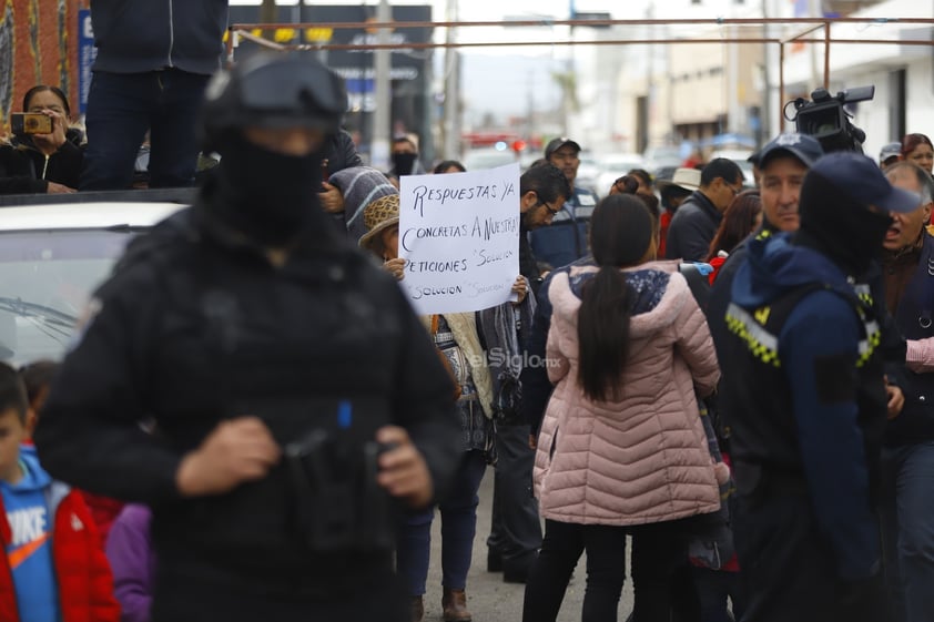 Habitantes de algunos asentamientos realizan manifestación afuera de AMD.