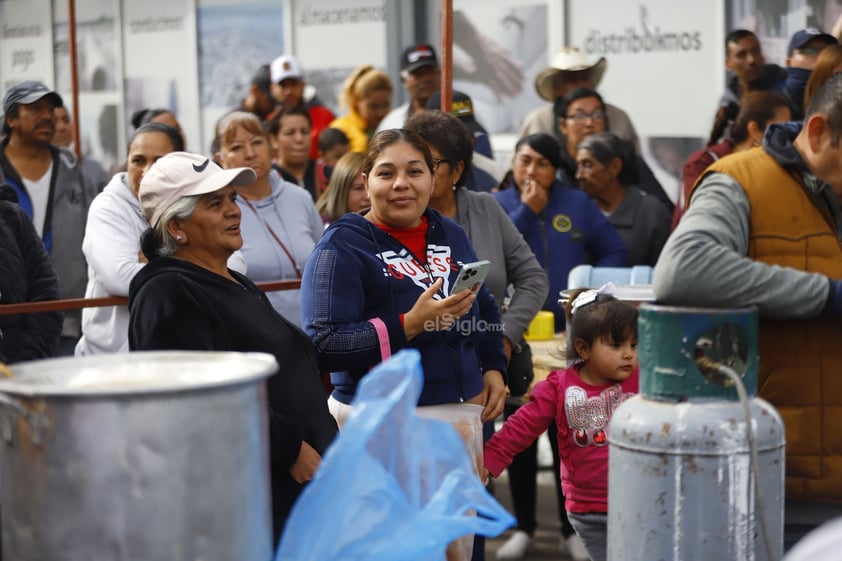 Habitantes de algunos asentamientos realizan manifestación afuera de AMD.