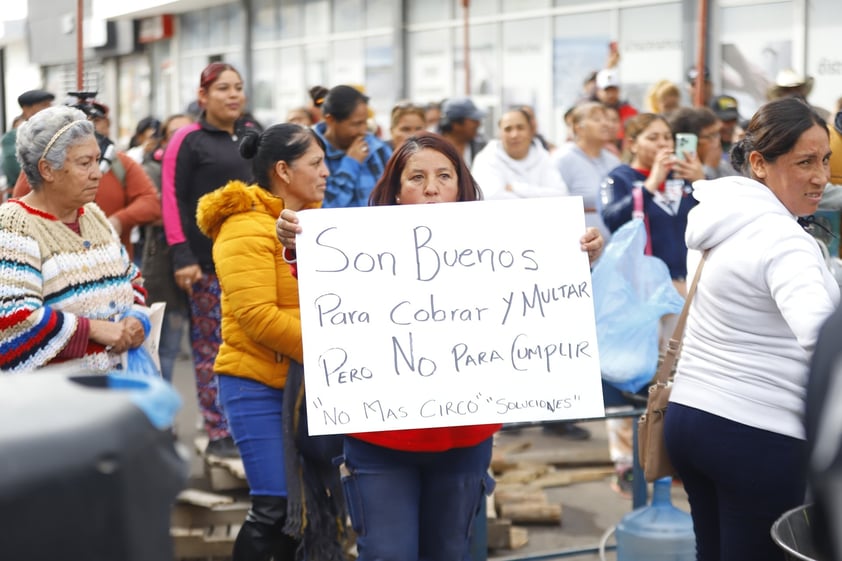 Habitantes de algunos asentamientos realizan manifestación afuera de AMD.