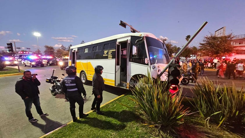 La tarde-noche de este viernes 2 de febrero un accidente vial entre dos camiones de ruta derivó en varias personas lesionadas.