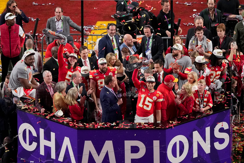 Mahomes se coronó con el tercer Super Bowl de su carrera y prolongó la dinastía de los Chiefs, que lucen ahora cuatro trofeos Vince Lombardi en sus vitrinas.