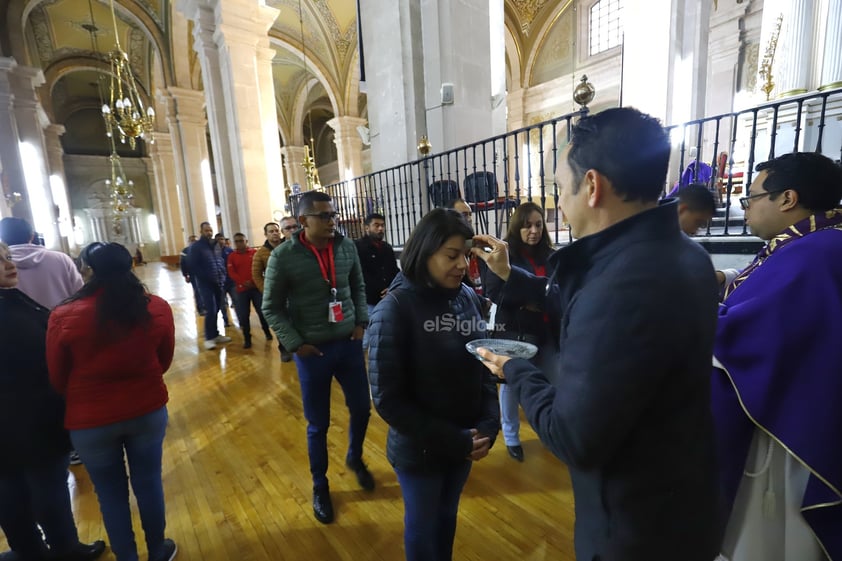 Esta mañana, duranguenses acudieron a Catedral para celebrar el miércoles de ceniza y así dar inicio a la cuaresma.