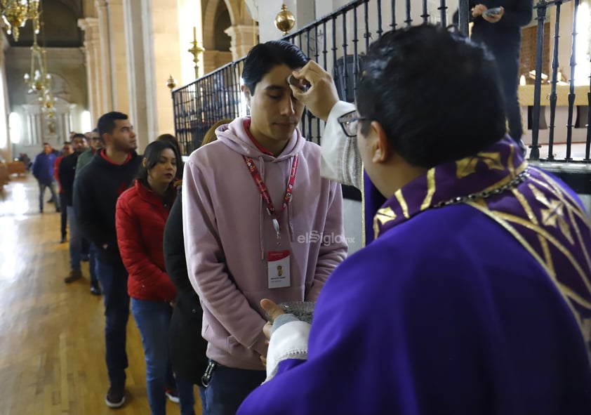 Esta mañana, duranguenses acudieron a Catedral para celebrar el miércoles de ceniza y así dar inicio a la cuaresma.