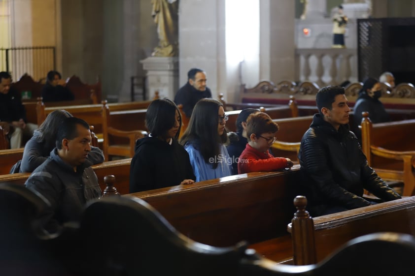 Esta mañana, duranguenses acudieron a Catedral para celebrar el miércoles de ceniza y así dar inicio a la cuaresma.