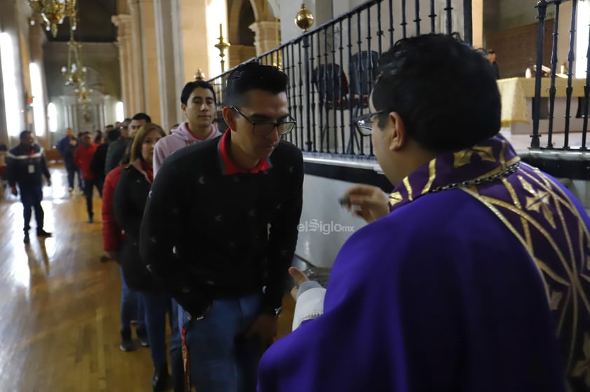 Esta mañana, duranguenses acudieron a Catedral para celebrar el miércoles de ceniza y así dar inicio a la cuaresma.