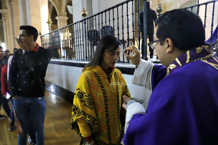 Esta mañana, duranguenses acudieron a Catedral para celebrar el miércoles de ceniza y así dar inicio a la cuaresma.