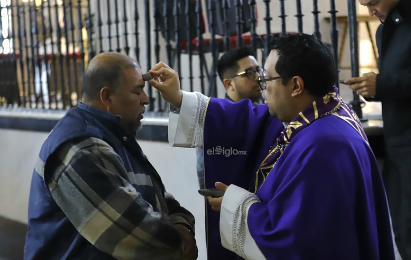 Esta mañana, duranguenses acudieron a Catedral para celebrar el miércoles de ceniza y así dar inicio a la cuaresma.