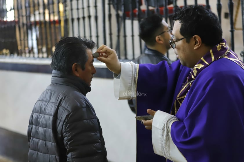 Esta mañana, duranguenses acudieron a Catedral para celebrar el miércoles de ceniza y así dar inicio a la cuaresma.