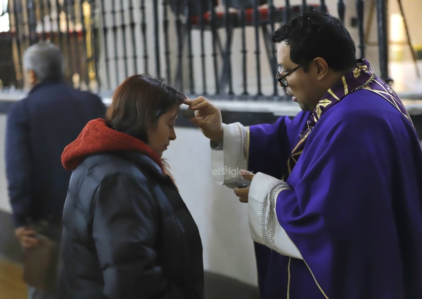 Esta mañana, duranguenses acudieron a Catedral para celebrar el miércoles de ceniza y así dar inicio a la cuaresma.