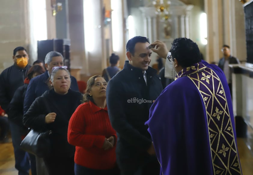 Esta mañana, duranguenses acudieron a Catedral para celebrar el miércoles de ceniza y así dar inicio a la cuaresma.