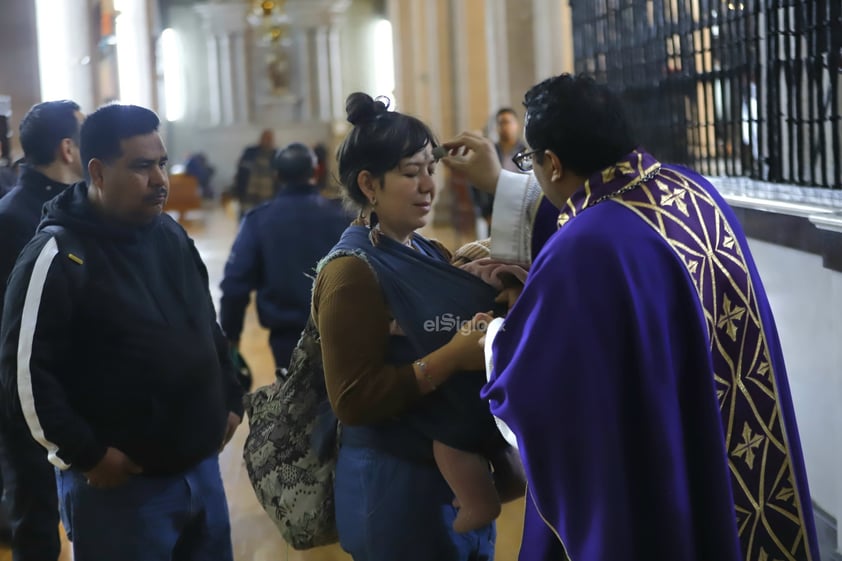 Esta mañana, duranguenses acudieron a Catedral para celebrar el miércoles de ceniza y así dar inicio a la cuaresma.