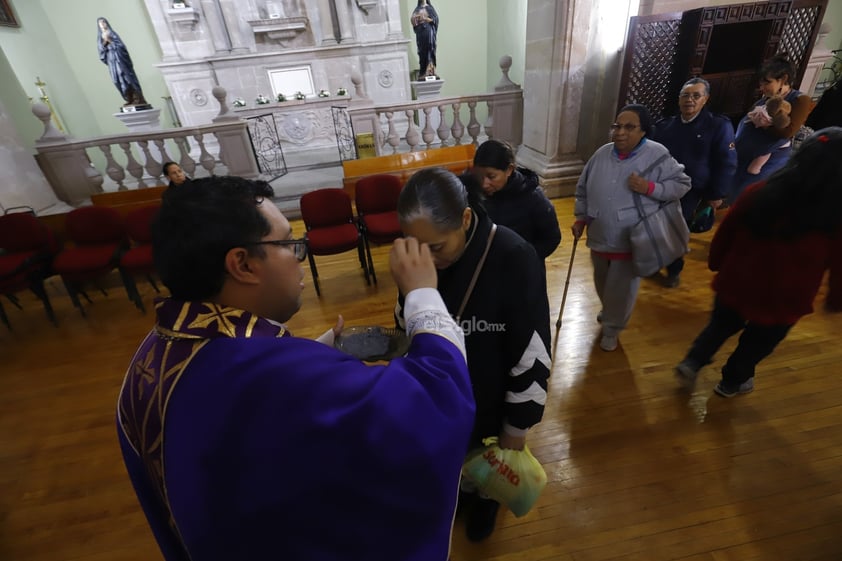 Esta mañana, duranguenses acudieron a Catedral para celebrar el miércoles de ceniza y así dar inicio a la cuaresma.