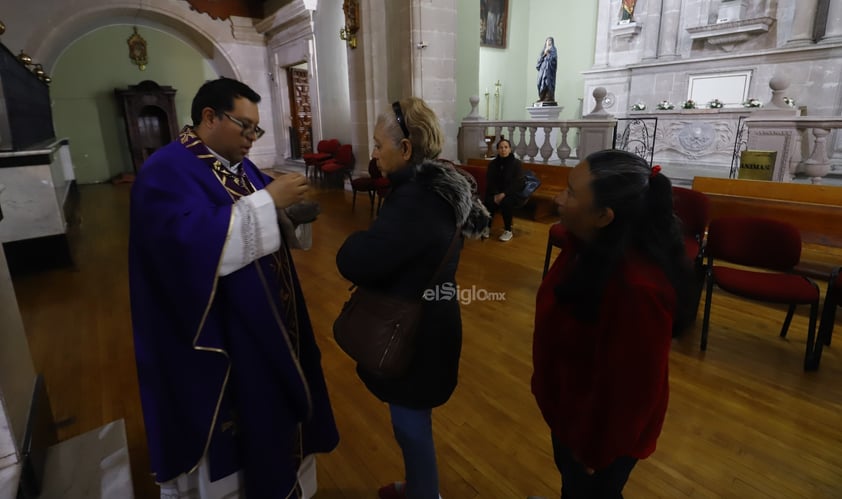 Esta mañana, duranguenses acudieron a Catedral para celebrar el miércoles de ceniza y así dar inicio a la cuaresma.