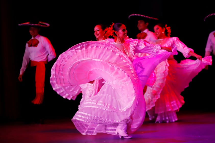 Una celebración del amor, así fue el espectáculo multidisciplinario de la Compañía Korián “Amor, Amor”, la octava edición de este show que reúne desde canto hasta poesía y que este año tuvo como escenario el Teatro Ricardo Castro.