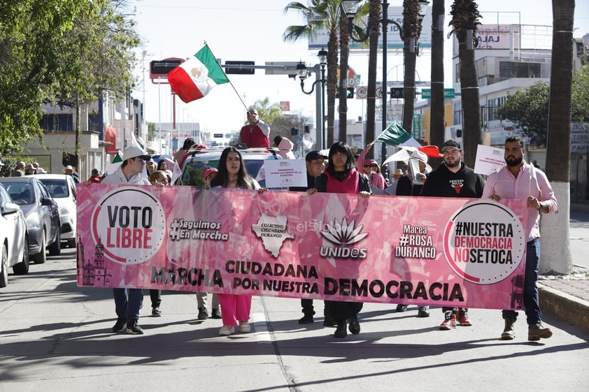 Cientos de personas participaron este domingo en la marcha en defensa de la democracia, convocada desde hace algunos meses por diversas organizaciones.