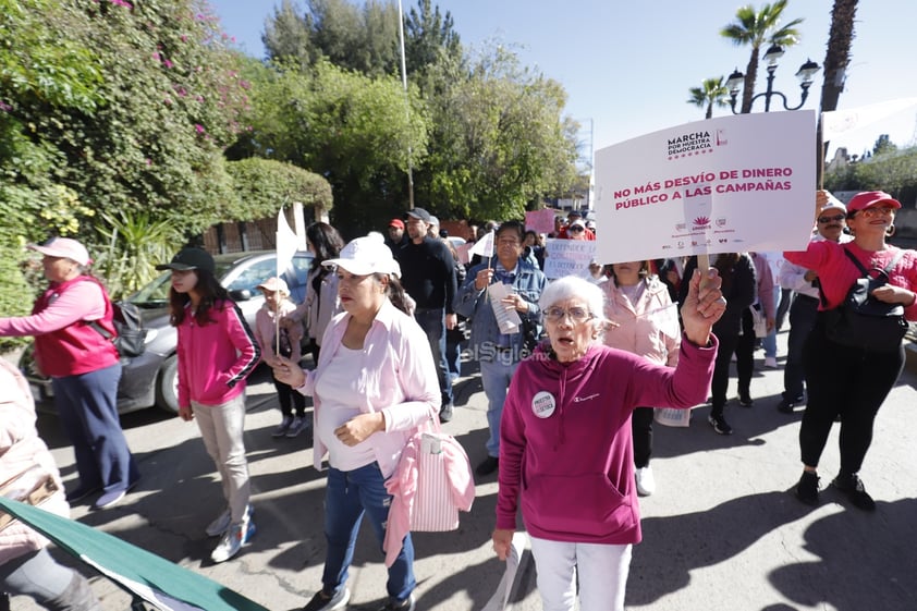 Cientos de personas participaron este domingo en la marcha en defensa de la democracia, convocada desde hace algunos meses por diversas organizaciones.