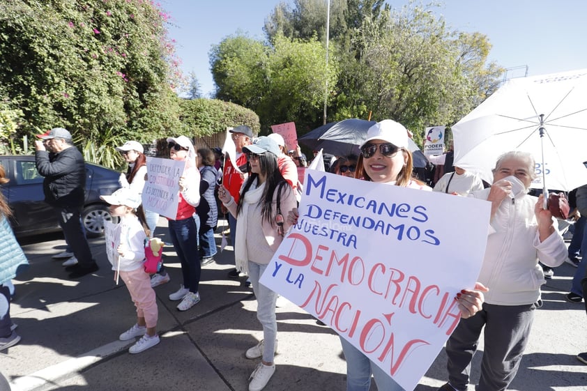 Cientos de personas participaron este domingo en la marcha en defensa de la democracia, convocada desde hace algunos meses por diversas organizaciones.