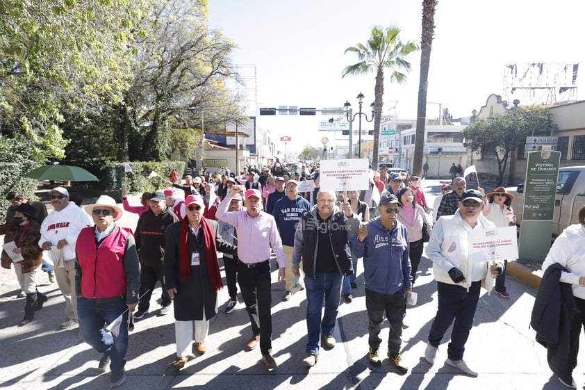 Cientos de personas participaron este domingo en la marcha en defensa de la democracia, convocada desde hace algunos meses por diversas organizaciones.