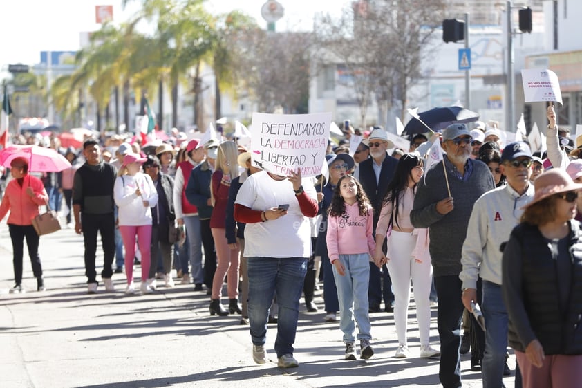 Cientos de personas participaron este domingo en la marcha en defensa de la democracia, convocada desde hace algunos meses por diversas organizaciones.