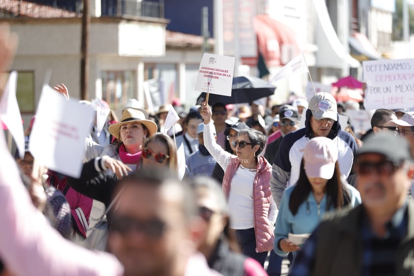 Cientos de personas participaron este domingo en la marcha en defensa de la democracia, convocada desde hace algunos meses por diversas organizaciones.