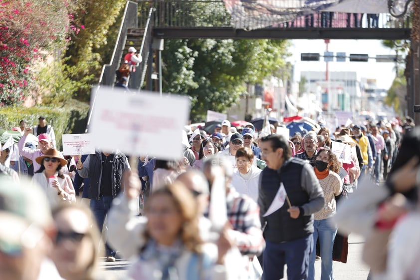 Cientos de personas participaron este domingo en la marcha en defensa de la democracia, convocada desde hace algunos meses por diversas organizaciones.