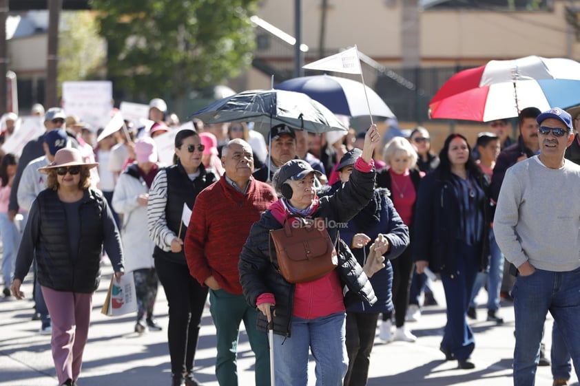 Cientos de personas participaron este domingo en la marcha en defensa de la democracia, convocada desde hace algunos meses por diversas organizaciones.