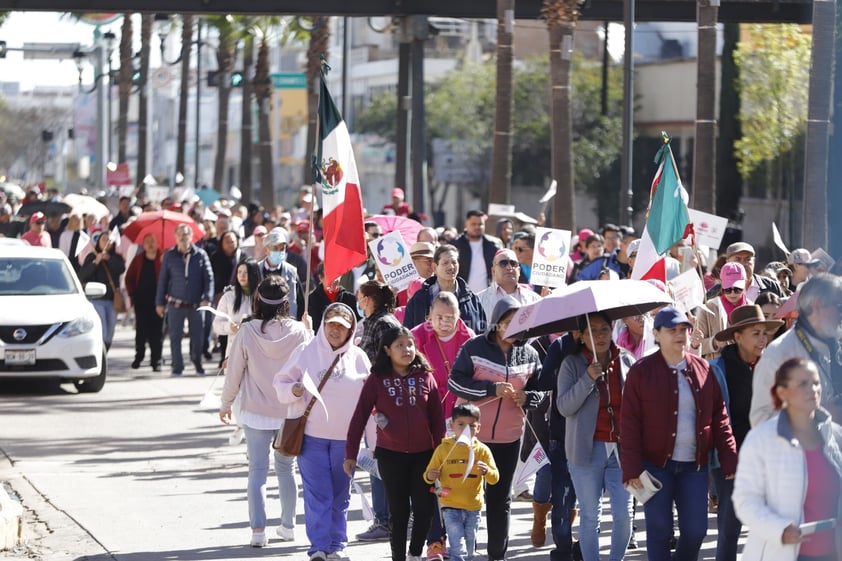 Cientos de personas participaron este domingo en la marcha en defensa de la democracia, convocada desde hace algunos meses por diversas organizaciones.