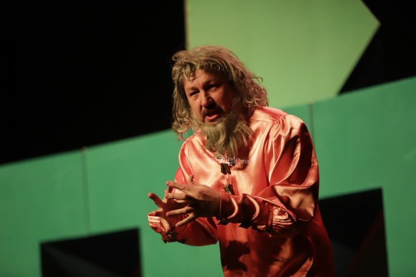 El actor y comediante Rodrigo Murray presenta en el Teatro Ricardo Castro por primera vez “Leonardo”, un monólogo escrito por él mismo en el que, de manera sarcástica y cómica cuenta la historia del pintor Leonardo Da Vinci, mientras que, a su vez, narra en el escenario cómo fue personalmente su realización