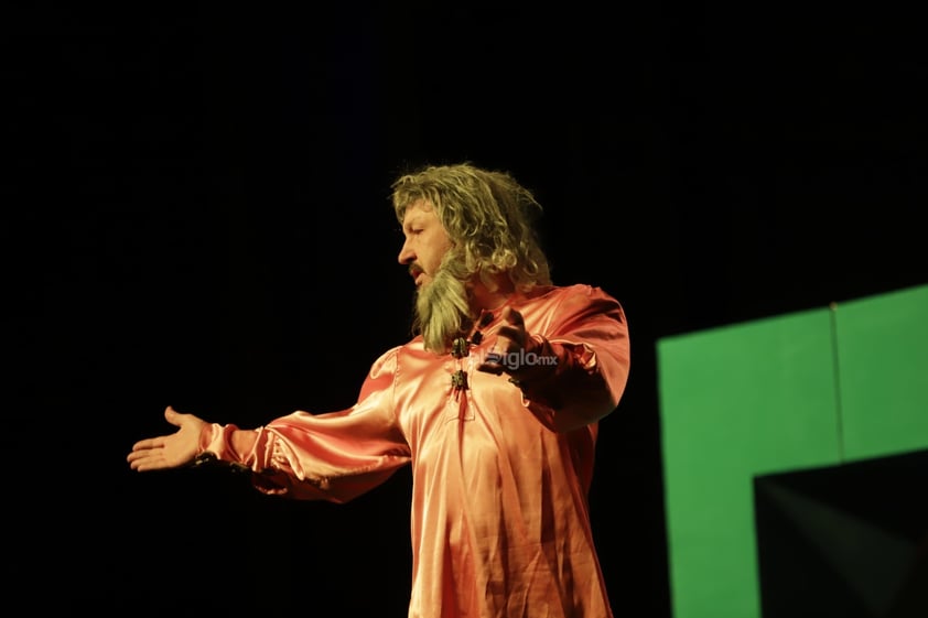 El actor y comediante Rodrigo Murray presenta en el Teatro Ricardo Castro por primera vez “Leonardo”, un monólogo escrito por él mismo en el que, de manera sarcástica y cómica cuenta la historia del pintor Leonardo Da Vinci, mientras que, a su vez, narra en el escenario cómo fue personalmente su realización