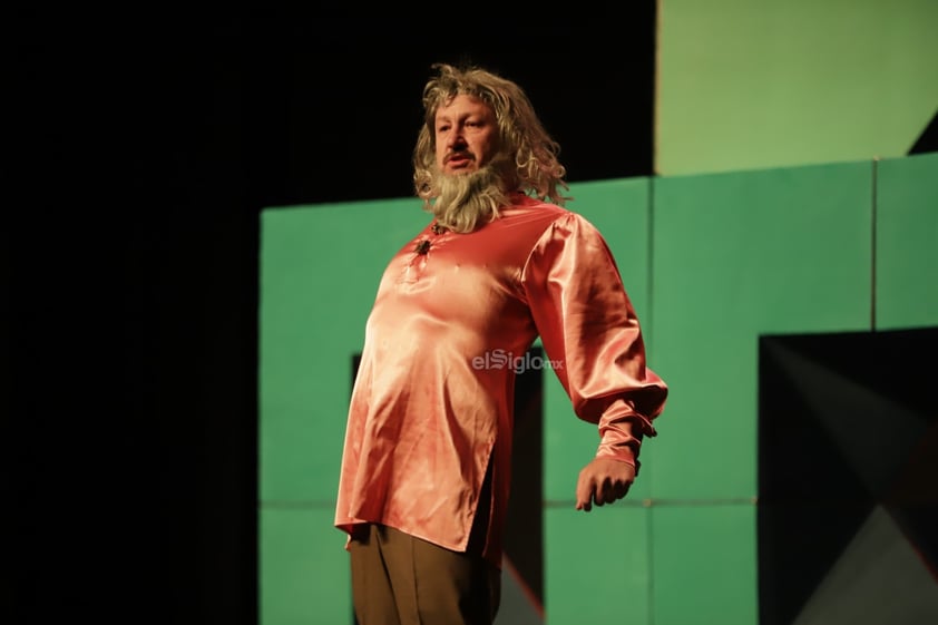 El actor y comediante Rodrigo Murray presenta en el Teatro Ricardo Castro por primera vez “Leonardo”, un monólogo escrito por él mismo en el que, de manera sarcástica y cómica cuenta la historia del pintor Leonardo Da Vinci, mientras que, a su vez, narra en el escenario cómo fue personalmente su realización