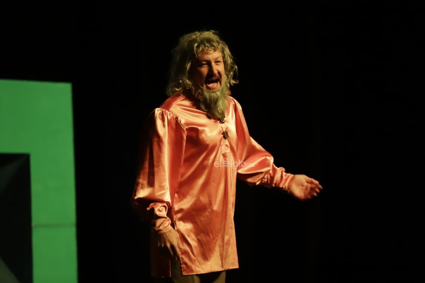 El actor y comediante Rodrigo Murray presenta en el Teatro Ricardo Castro por primera vez “Leonardo”, un monólogo escrito por él mismo en el que, de manera sarcástica y cómica cuenta la historia del pintor Leonardo Da Vinci, mientras que, a su vez, narra en el escenario cómo fue personalmente su realización