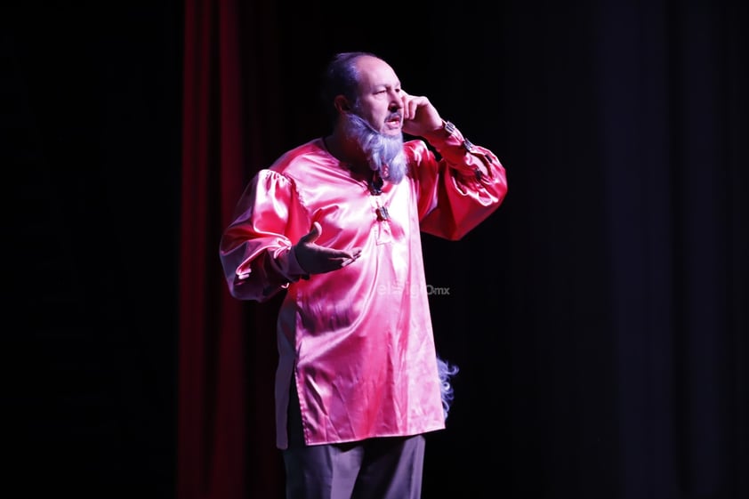 El actor y comediante Rodrigo Murray presenta en el Teatro Ricardo Castro por primera vez “Leonardo”, un monólogo escrito por él mismo en el que, de manera sarcástica y cómica cuenta la historia del pintor Leonardo Da Vinci, mientras que, a su vez, narra en el escenario cómo fue personalmente su realización