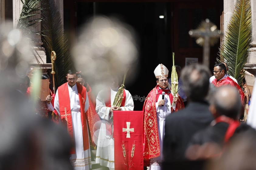 Este domingo, duranguenses acudieron a la Catedral para celebrar el Domingo de Ramos, que -como tradicionalmente se hace- se lleva a cabo la procesión de los mismos.