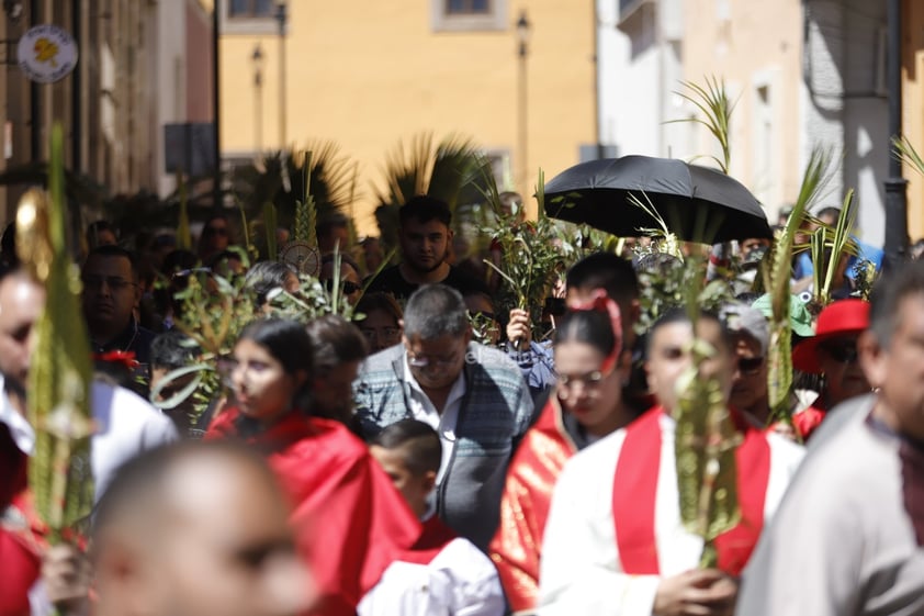 Este domingo, duranguenses acudieron a la Catedral para celebrar el Domingo de Ramos, que -como tradicionalmente se hace- se lleva a cabo la procesión de los mismos.