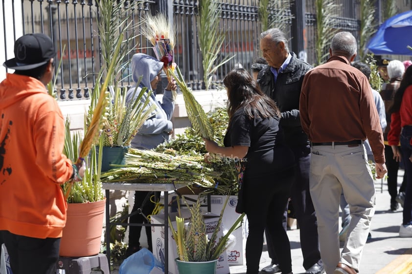 Este domingo, duranguenses acudieron a la Catedral para celebrar el Domingo de Ramos, que -como tradicionalmente se hace- se lleva a cabo la procesión de los mismos.