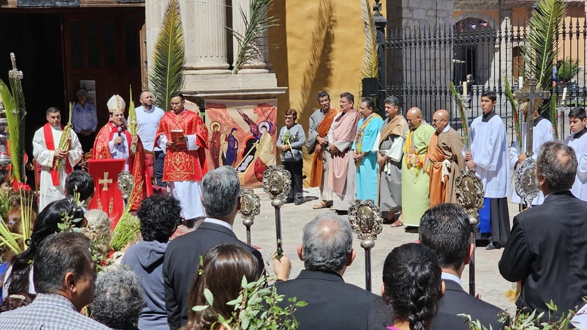 Este domingo, duranguenses acudieron a la Catedral para celebrar el Domingo de Ramos, que -como tradicionalmente se hace- se lleva a cabo la procesión de los mismos.