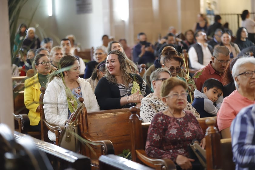 Este domingo, duranguenses acudieron a la Catedral para celebrar el Domingo de Ramos, que -como tradicionalmente se hace- se lleva a cabo la procesión de los mismos.