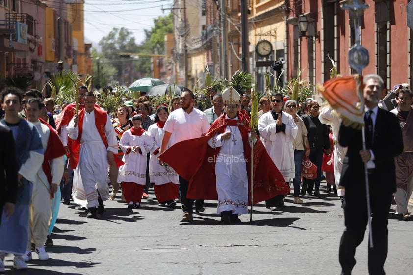 Este domingo, duranguenses acudieron a la Catedral para celebrar el Domingo de Ramos, que -como tradicionalmente se hace- se lleva a cabo la procesión de los mismos.